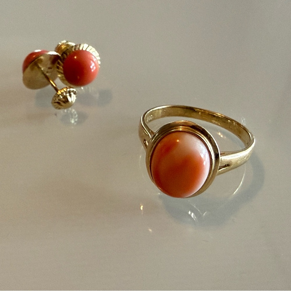 Coral Cabachon Bezel Set 14K Yellow Gold Ring  Size 5.25 Matching Coral Earrings